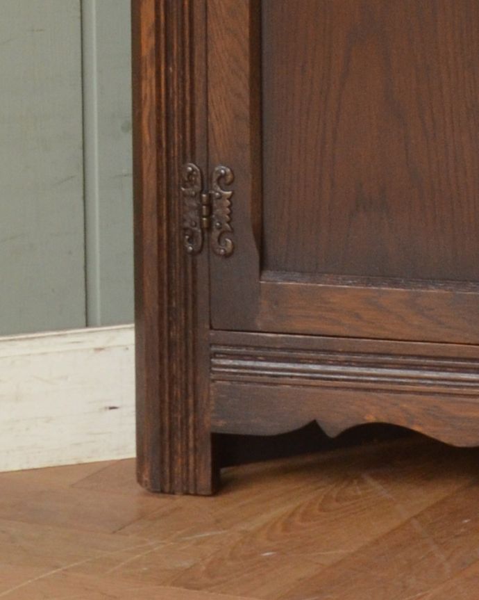 アンティークのキャビネット アンティーク家具 お部屋の角を彩るアンティーク家具、ガラス扉のコーナーキャビネット。キャビネットをしっかり支えます。(k-1500-f)