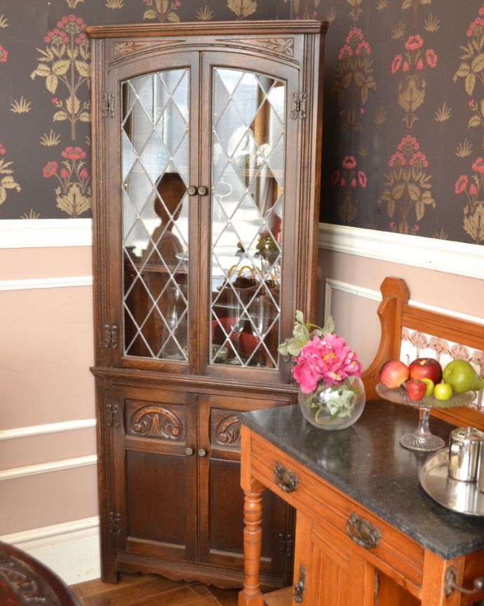 アンティークのキャビネット　アンティーク家具　お部屋の角を彩るアンティーク家具、ガラス扉のコーナーキャビネット。。(k-1500-f)
