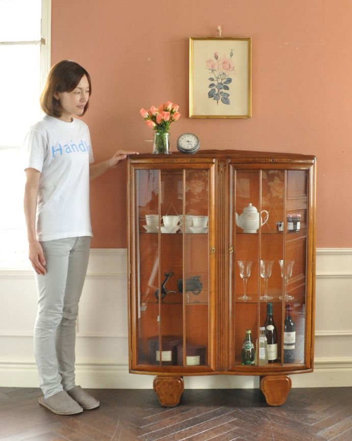 アンティークのキャビネット　アンティーク家具　イギリスのキレイなアンティーク家具、お花の彫りが刻まれた明るい色のガラスキャビネット。ショップのように、お気に入りの雑貨や食器を並べてみましょう。(k-1502-f)