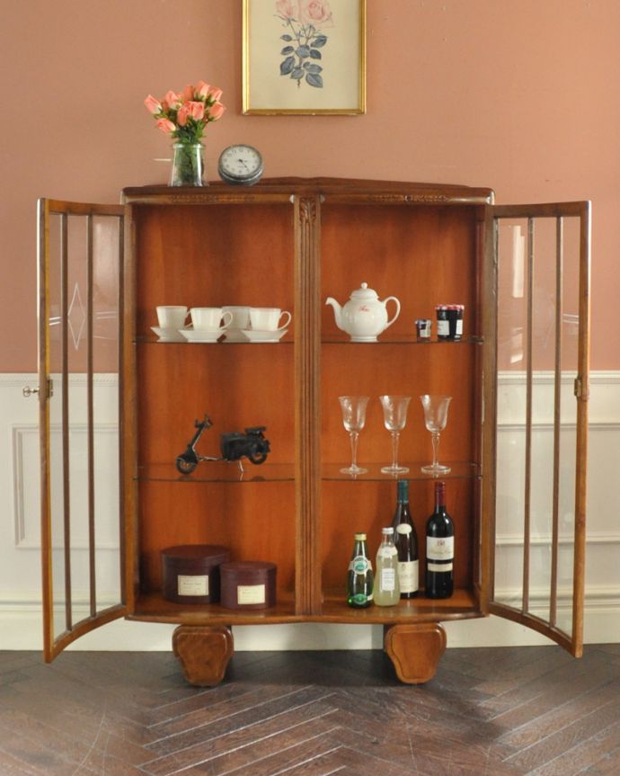 アンティークのキャビネット　アンティーク家具　イギリスのキレイなアンティーク家具、お花の彫りが刻まれた明るい色のガラスキャビネット。扉の中は３段になっています。(k-1502-f)