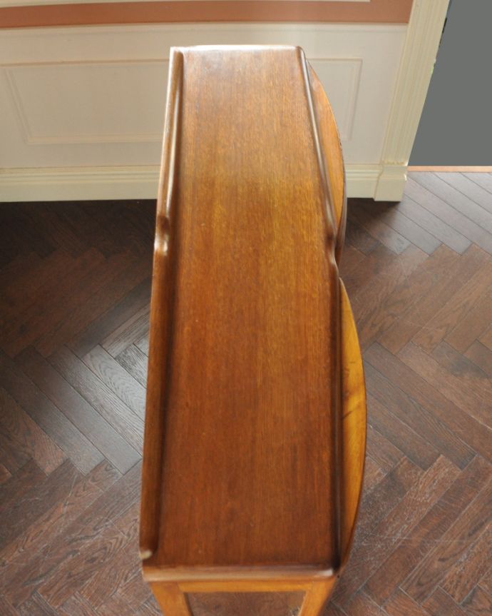 アンティークのキャビネット　アンティーク家具　イギリスのキレイなアンティーク家具、お花の彫りが刻まれた明るい色のガラスキャビネット。天板もピカピカにお直ししました。(k-1502-f)