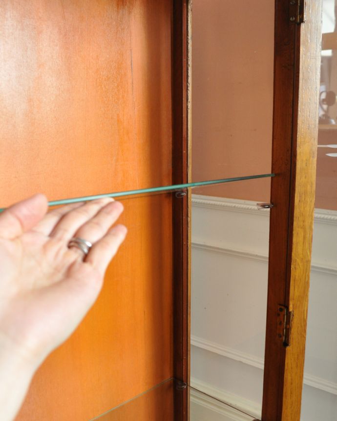 アンティークのキャビネット　アンティーク家具　イギリスのキレイなアンティーク家具、お花の彫りが刻まれた明るい色のガラスキャビネット。ガラスの棚板は可動です。(k-1502-f)