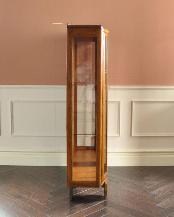 アンティークのキャビネット　アンティーク家具　イギリスのキレイなアンティーク家具、お花の彫りが刻まれた明るい色のガラスキャビネット。しっかり作られているので安心してお使いください。(k-1502-f)