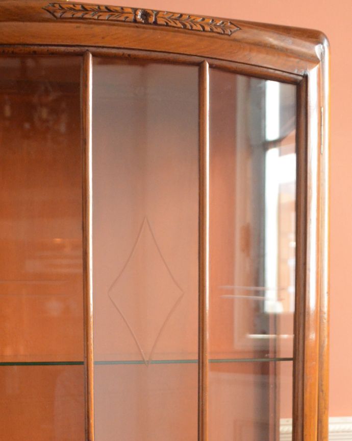 アンティークのキャビネット　アンティーク家具　イギリスのキレイなアンティーク家具、お花の彫りが刻まれた明るい色のガラスキャビネット。ガラスには、さり気なくダイヤの模様が付いています。(k-1502-f)