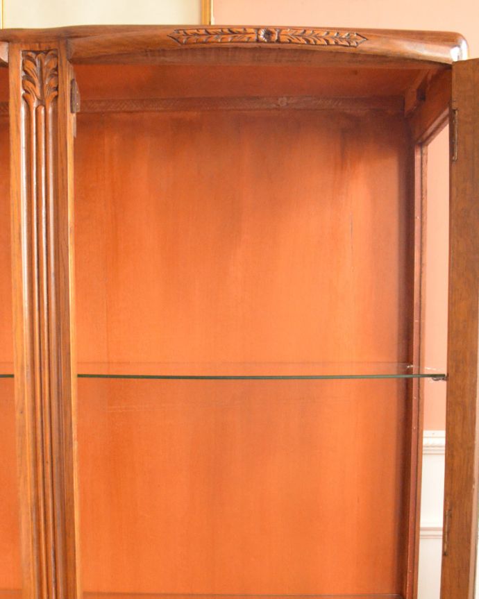 アンティークのキャビネット　アンティーク家具　イギリスのキレイなアンティーク家具、お花の彫りが刻まれた明るい色のガラスキャビネット。中も美しい状態です。(k-1502-f)