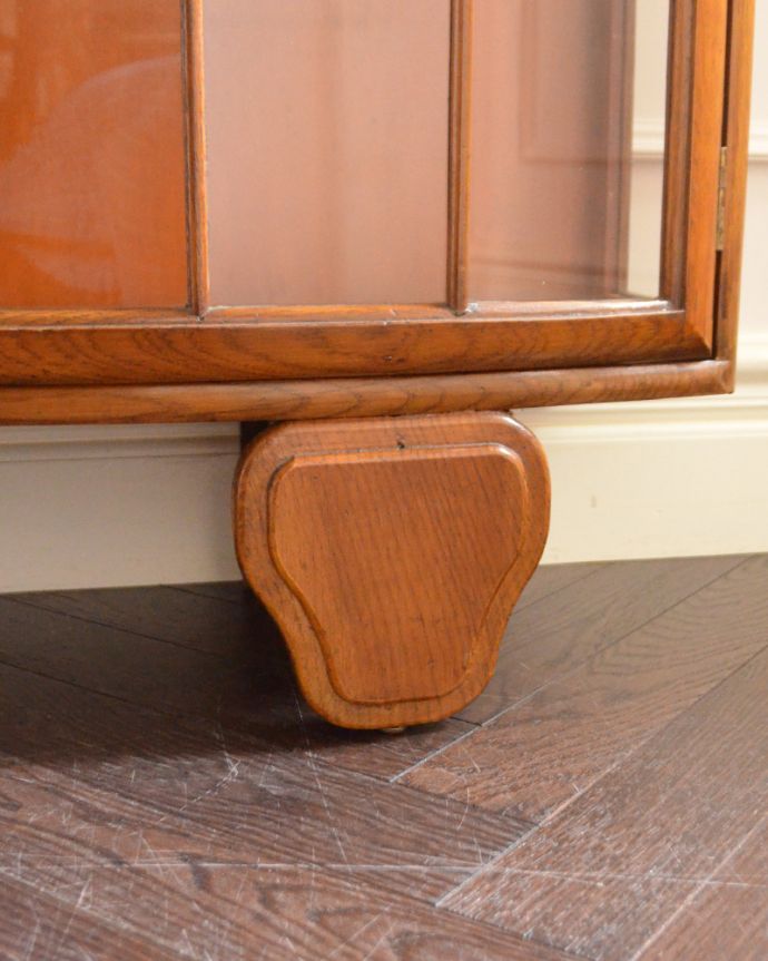 アンティークのキャビネット　アンティーク家具　イギリスのキレイなアンティーク家具、お花の彫りが刻まれた明るい色のガラスキャビネット。きちんと支えます。(k-1502-f)