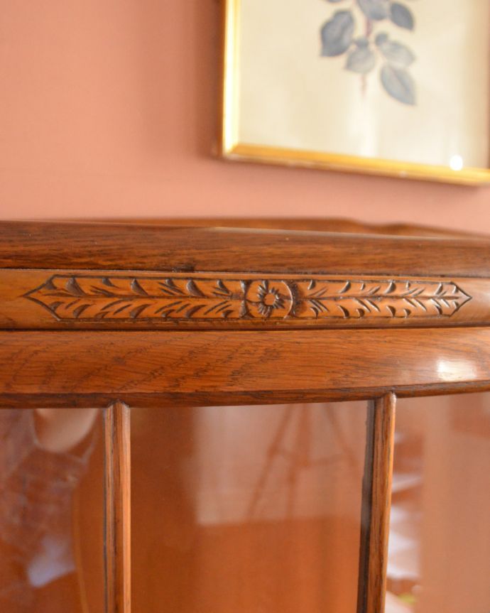 アンティークのキャビネット　アンティーク家具　イギリスのキレイなアンティーク家具、お花の彫りが刻まれた明るい色のガラスキャビネット。お花の彫りが刻まれています。(k-1502-f)