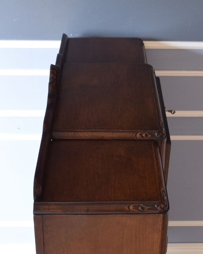 ビューロー　アンティーク家具　英国輸入のアンティーク家具、机と本棚が一つになったサイドバイサイド。天板も木目がとってもキレイです。(k-1503-f)