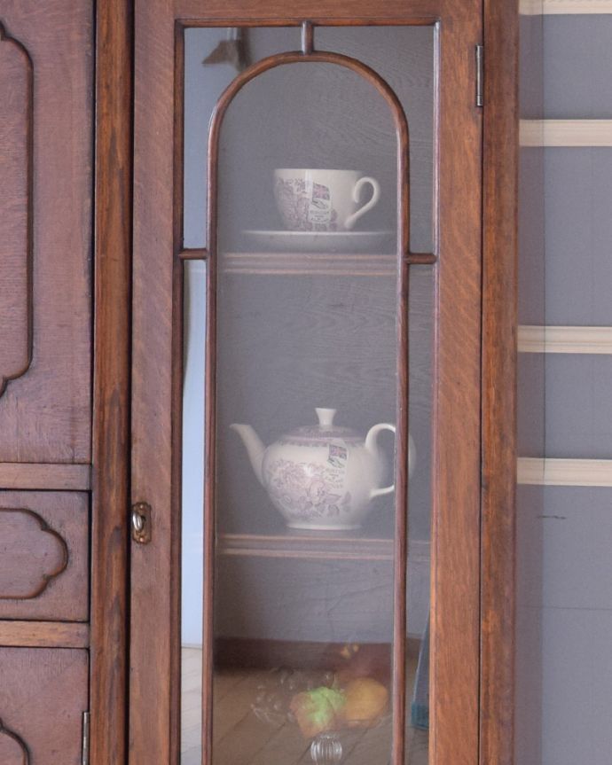 ビューロー　アンティーク家具　英国輸入のアンティーク家具、机と本棚が一つになったサイドバイサイド。ガラスもアンティークならでは。(k-1503-f)