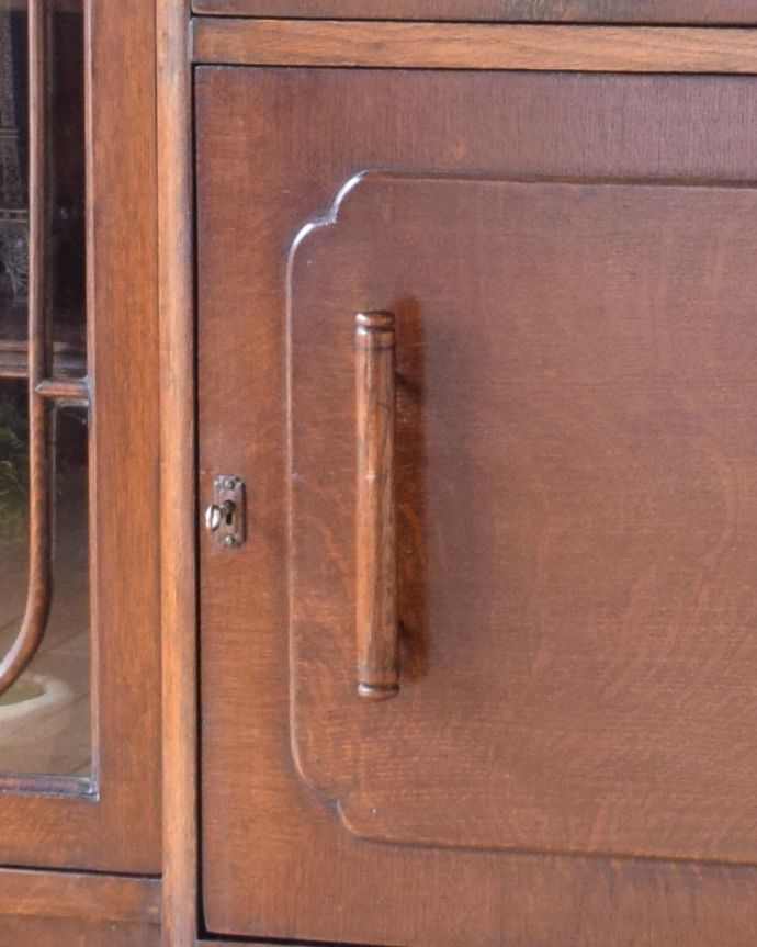 ビューロー　アンティーク家具　英国輸入のアンティーク家具、机と本棚が一つになったサイドバイサイド。引き出しと木製扉は、木製のハンドルタイプ。(k-1503-f)