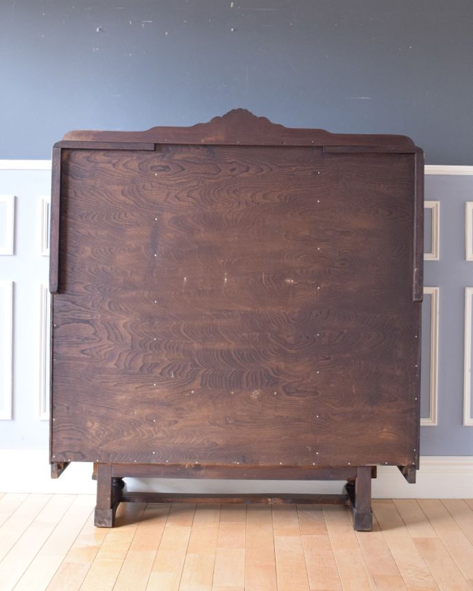 ビューロー　アンティーク家具　英国輸入のアンティーク家具、机と本棚が一つになったサイドバイサイド。アンティークは新品ではないので、もちろん経年変化によるキズはありますが、専門の職人が目立たないようキレイにお直しをしているので、後姿までキレイです。(k-1503-f)