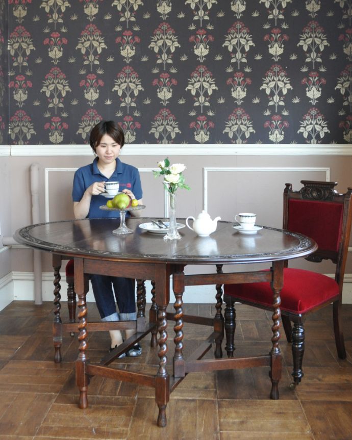 アンティークのテーブル アンティーク家具 天板の彫りが美しいアンティーク家具、ゲートレッグテーブル(伸張式テーブル)。テーブルにしてはコンパクトなサイズです。(k-1504-f)