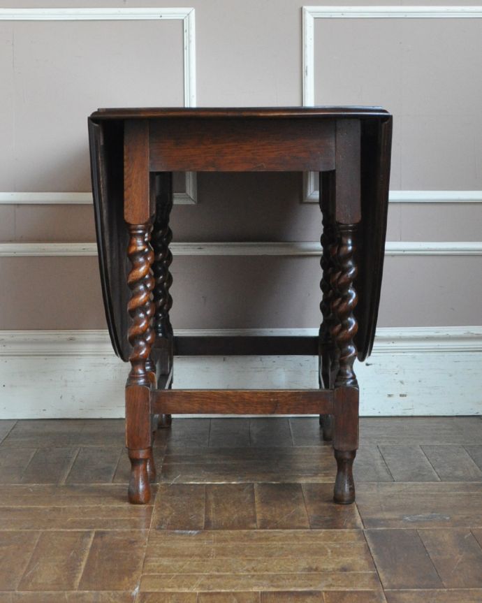 アンティークのテーブル アンティーク家具 天板の彫りが美しいアンティーク家具、ゲートレッグテーブル(伸張式テーブル)。普段は折り曲げておいてパソコンをする時は広げて使ったり・・・。(k-1504-f)