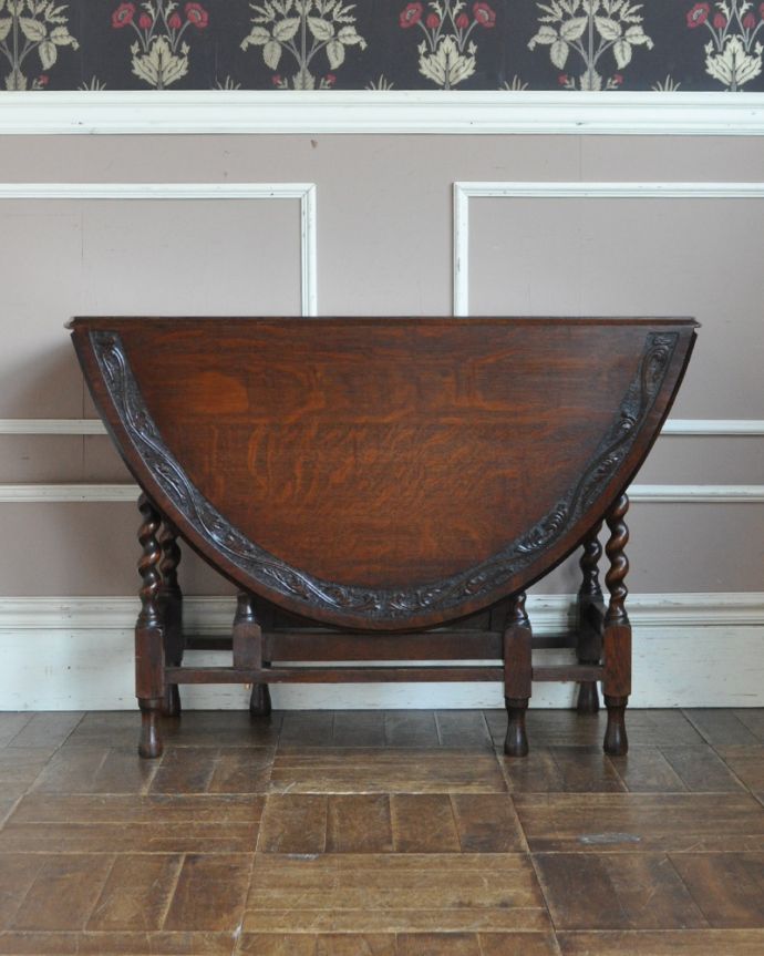 アンティークのテーブル アンティーク家具 天板の彫りが美しいアンティーク家具、ゲートレッグテーブル(伸張式テーブル)。アンティークは新品ではないので、経年変化によるキズはありますが、専門の職人によって目立たないようにキレイにお直しをしています。(k-1504-f)