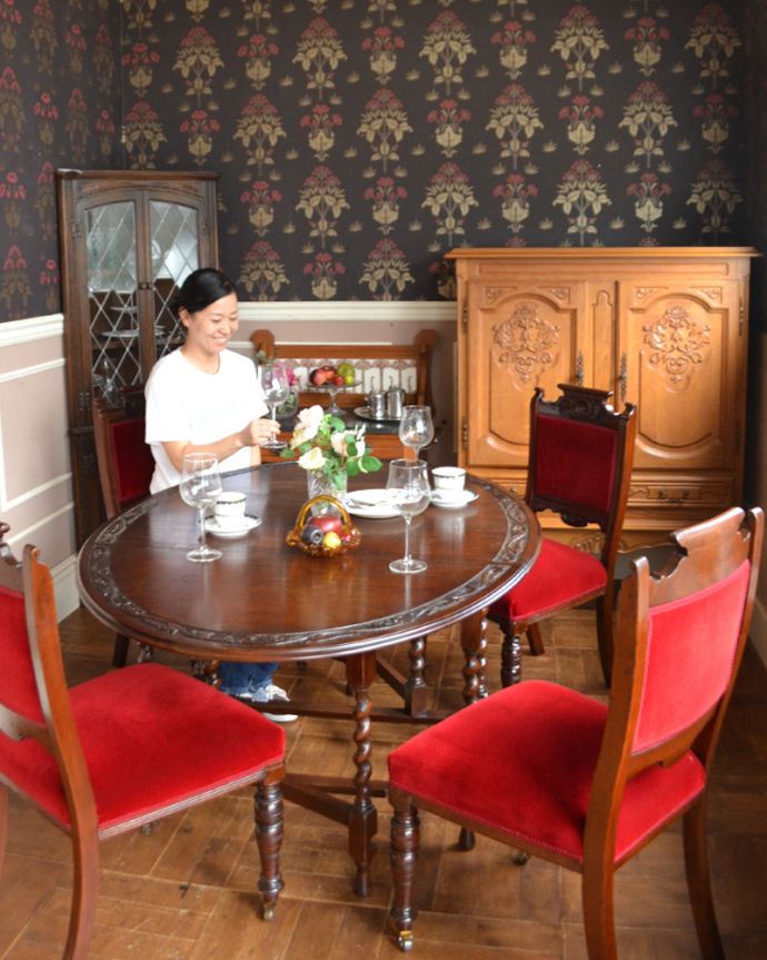 アンティークのテーブル アンティーク家具 天板の彫りが美しいアンティーク家具、ゲートレッグテーブル(伸張式テーブル)。大きく広げて、優雅なダイニングテーブル。(k-1504-f)