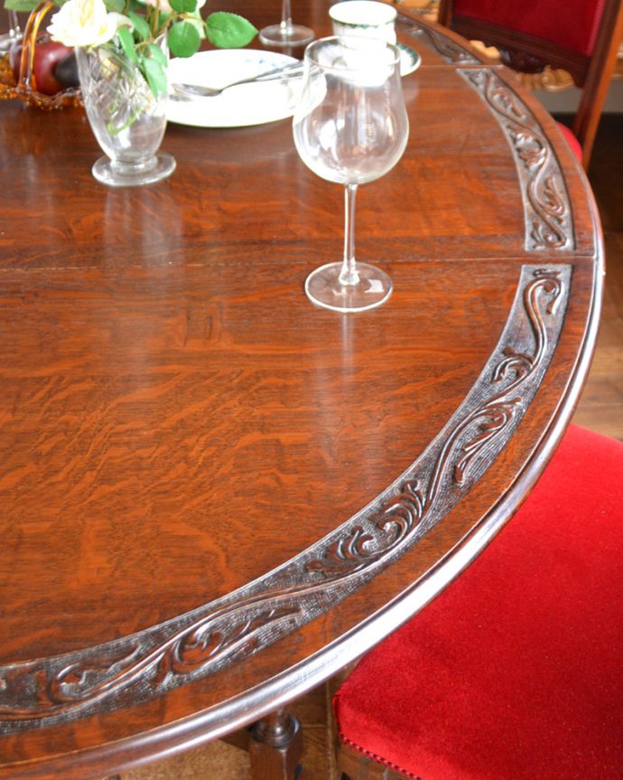 アンティークのテーブル アンティーク家具 天板の彫りが美しいアンティーク家具、ゲートレッグテーブル(伸張式テーブル)。天板の縁に流れるような彫が施されているので、優雅な気分になっちゃいます。(k-1504-f)