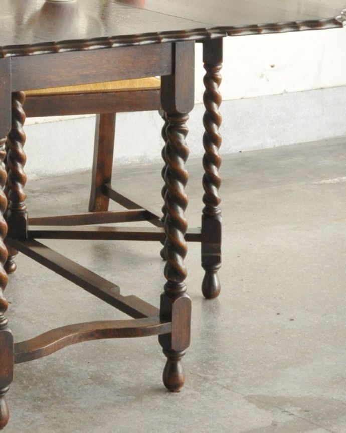 ロイドテーブル　アンティーク家具　上品な英国のアンティーク家具、脚のツイストラインが美しい伸張式のゲートレッグテーブル。丸い足先が可愛いです。(k-1505-f)