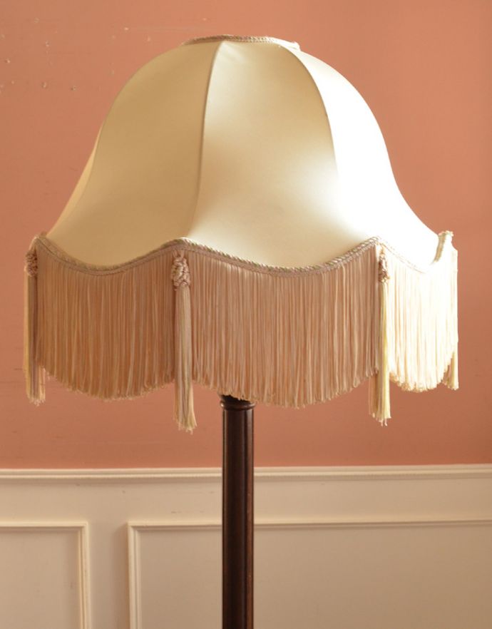 スタンドライト 照明・ライティング 英国のアンティークフロアスタンド、フリンジたっぷりのフロアランプ(間接照明)(B22シャンデリア球付)。華やかな艶感のある布シェードです。(k-1506-f)
