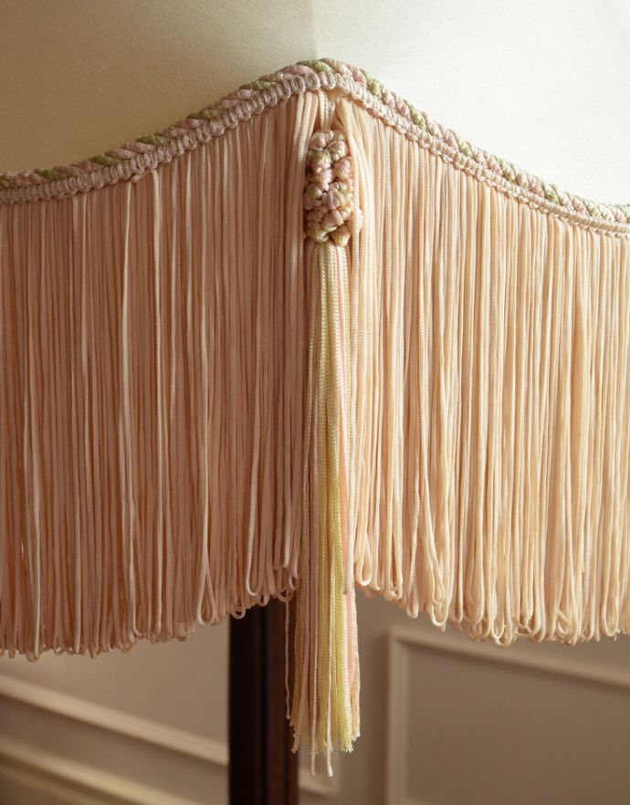 スタンドライト 照明・ライティング 英国のアンティークフロアスタンド、フリンジたっぷりのフロアランプ(間接照明)(B22シャンデリア球付)。華やかなフリンジの布シェードです。(k-1506-f)