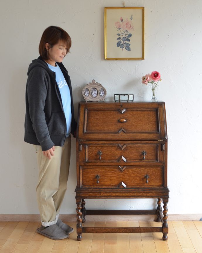 ビューロー　アンティーク家具　コンパクトなビューロー（デスク）、イギリス入荷のアンティーク家具。どこにでもちょこんと置けるコンパクトサイズで便利です。(k-1508-f)