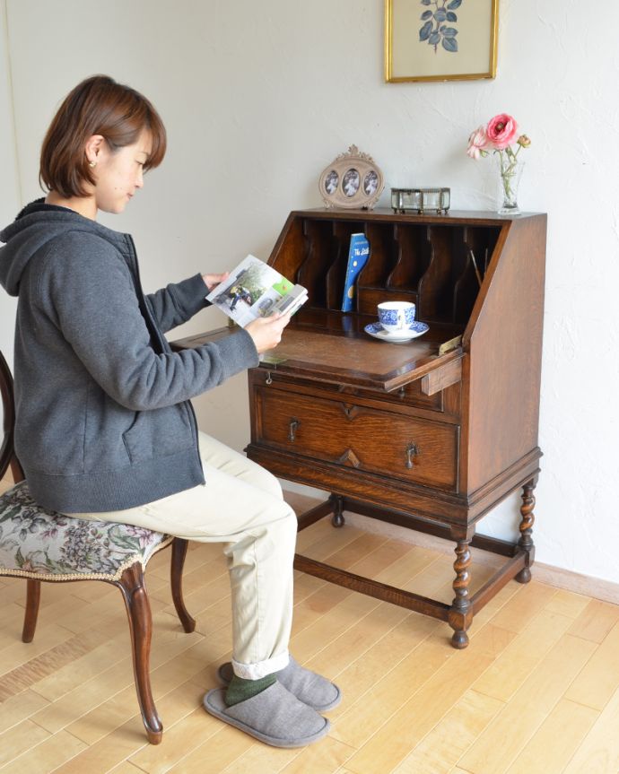 ビューロー　アンティーク家具　コンパクトなビューロー（デスク）、イギリス入荷のアンティーク家具。落ち着いた雰囲気のビューロー。(k-1508-f)