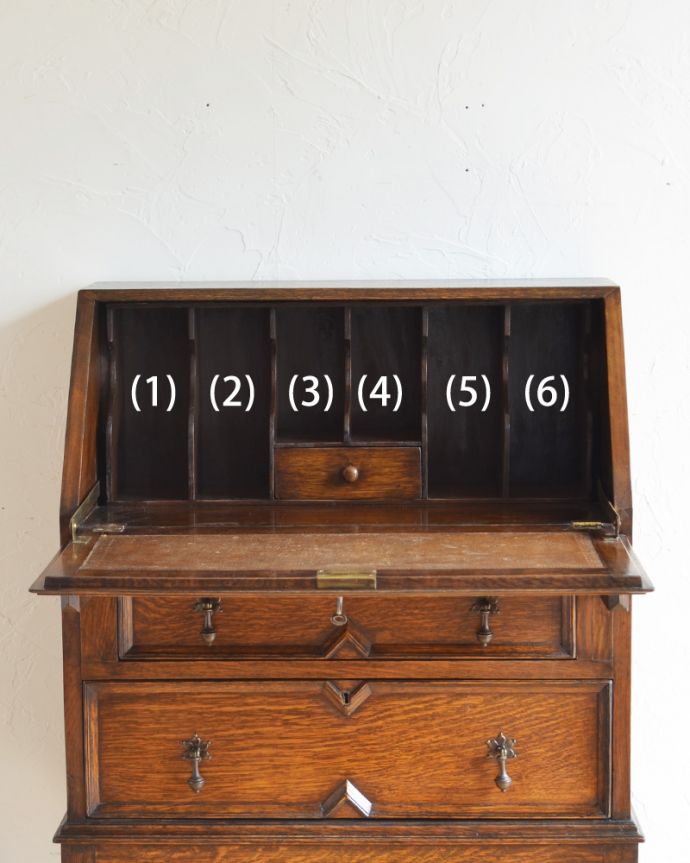 ビューロー　アンティーク家具　コンパクトなビューロー（デスク）、イギリス入荷のアンティーク家具。この通り天板は広々しているので、パソコンデスクとしても活躍してくれます。(k-1508-f)