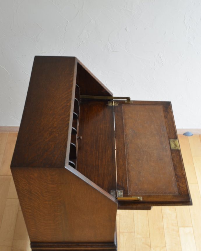 ビューロー　アンティーク家具　コンパクトなビューロー（デスク）、イギリス入荷のアンティーク家具。天板もピカピカにお直ししました。(k-1508-f)