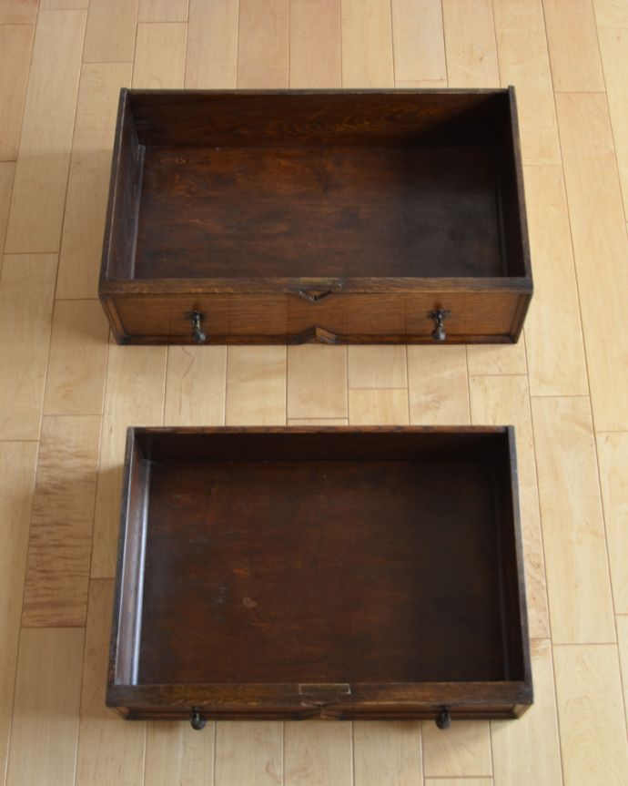 ビューロー　アンティーク家具　コンパクトなビューロー（デスク）、イギリス入荷のアンティーク家具。大きめの引き出しが２杯付いています。(k-1508-f)