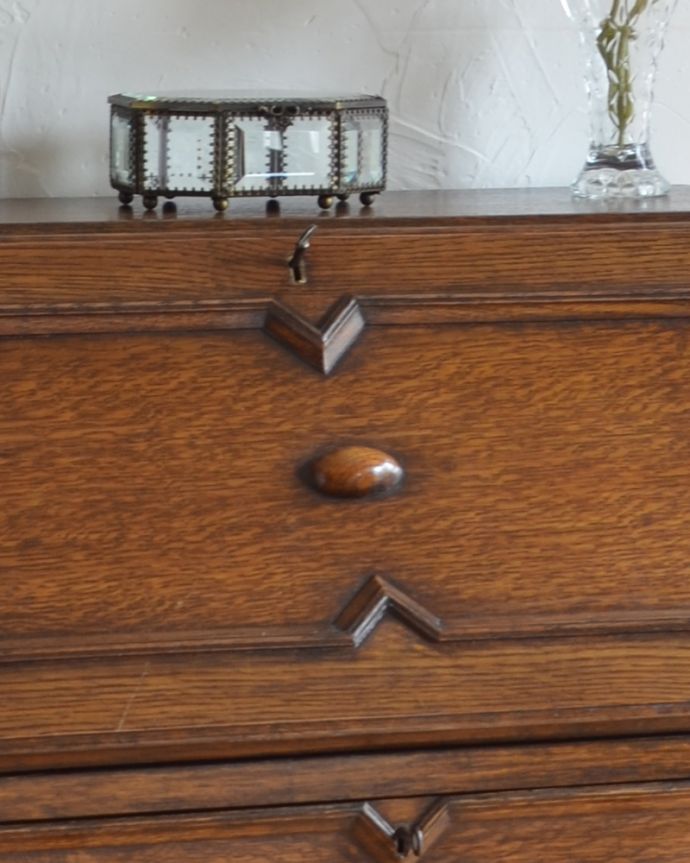 ビューロー　アンティーク家具　コンパクトなビューロー（デスク）、イギリス入荷のアンティーク家具。ビューローの扉は、アンティークの鍵を引っ掛けて開閉します。(k-1508-f)