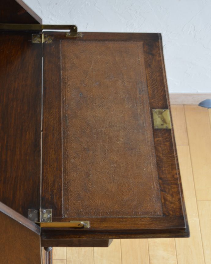 ビューロー　アンティーク家具　コンパクトなビューロー（デスク）、イギリス入荷のアンティーク家具。デスクには革が貼ってあります。(k-1508-f)