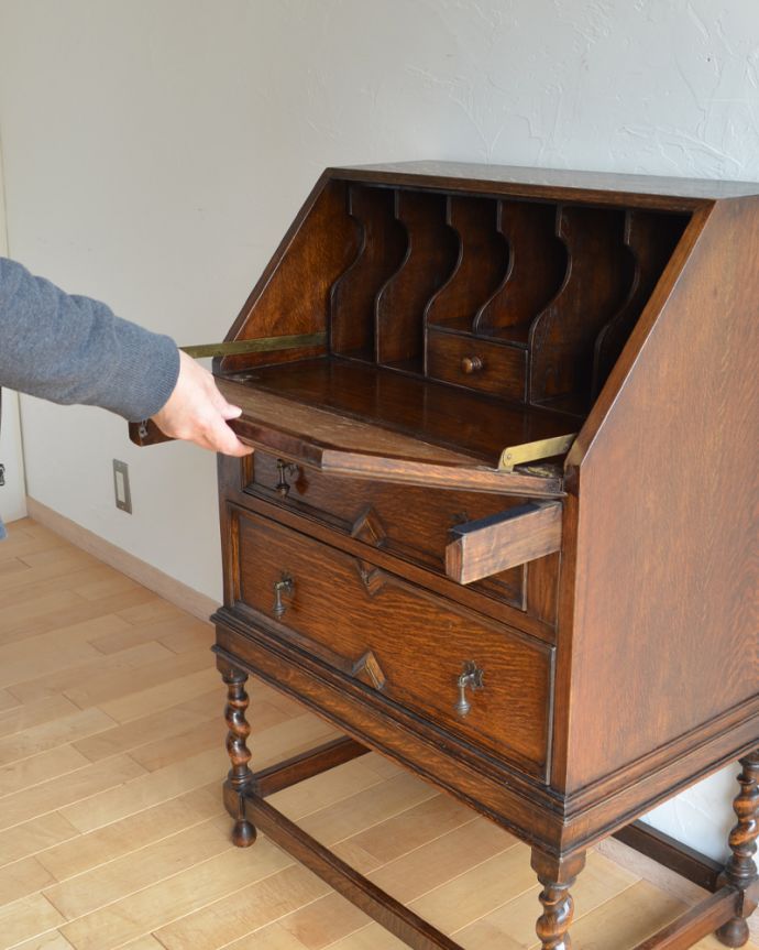 ビューロー　アンティーク家具　コンパクトなビューロー（デスク）、イギリス入荷のアンティーク家具。ビューローは支えでしっかり固定されるので、安心してお使いいただけます。(k-1508-f)