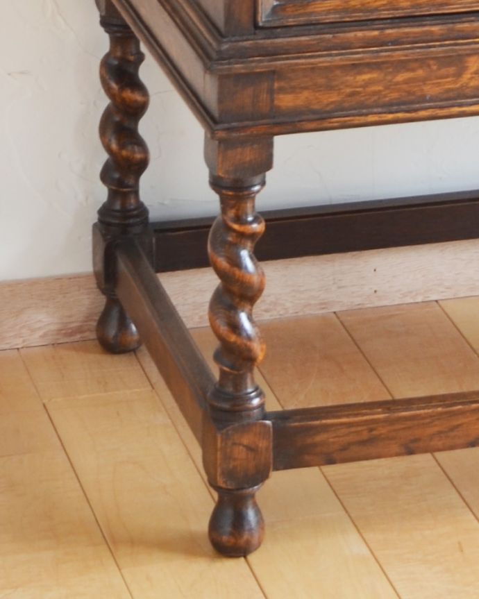 ビューロー　アンティーク家具　コンパクトなビューロー（デスク）、イギリス入荷のアンティーク家具。安定感のある脚がしっかり支えます。(k-1508-f)