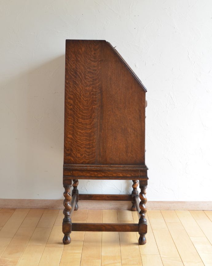 ビューロー　アンティーク家具　コンパクトなビューロー（デスク）、イギリス入荷のアンティーク家具。横から見てもピカピカです。(k-1508-f)