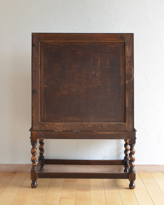 ビューロー　アンティーク家具　コンパクトなビューロー（デスク）、イギリス入荷のアンティーク家具。アンティークは新品ではないので、もちろん経年変化によるキズはありますが、専門の職人が目立たないようキレイにお直しをしているので、後姿までキレイです。(k-1508-f)