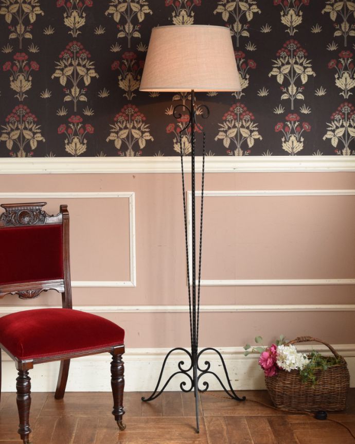 スタンドライト　照明・ライティング　フランスから到着した照明、アイアンスタンド×布シェードフロアランプ。背の高いフロアランプ。(k-1511-f)