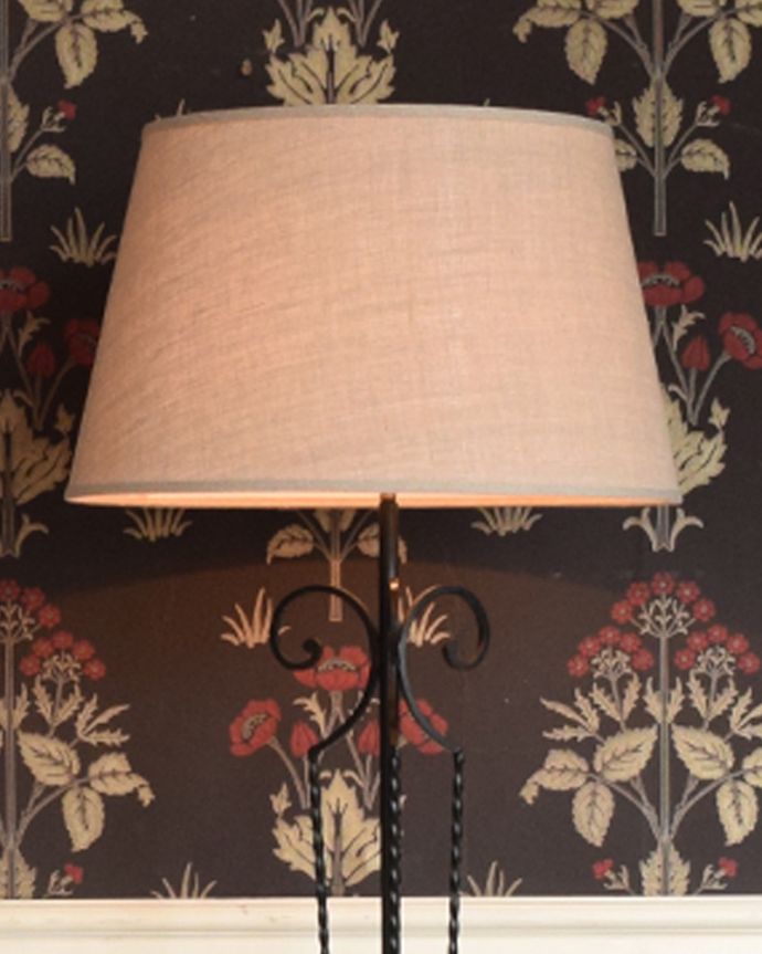 スタンドライト　照明・ライティング　フランスから到着した照明、アイアンスタンド×布シェードフロアランプ。ベッドサイドに置いてみてください。(k-1511-f)