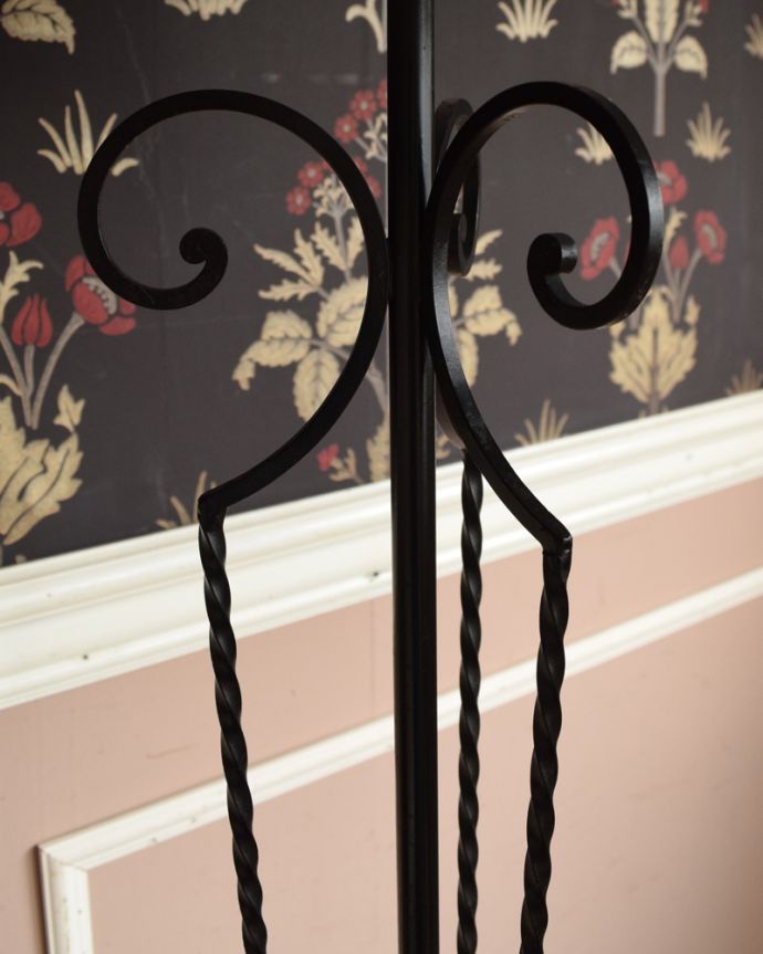 スタンドライト　照明・ライティング　フランスから到着した照明、アイアンスタンド×布シェードフロアランプ。スタンドの中央には、エレガントなフランスらしい装飾が入っています。(k-1511-f)