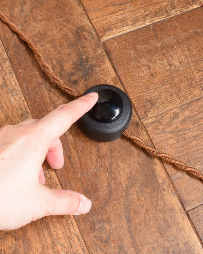 スタンドライト　照明・ライティング　フランスから到着した照明、アイアンスタンド×布シェードフロアランプ。足で踏むだけでON/OFFできるフットスイッチが付いています。(k-1511-f)