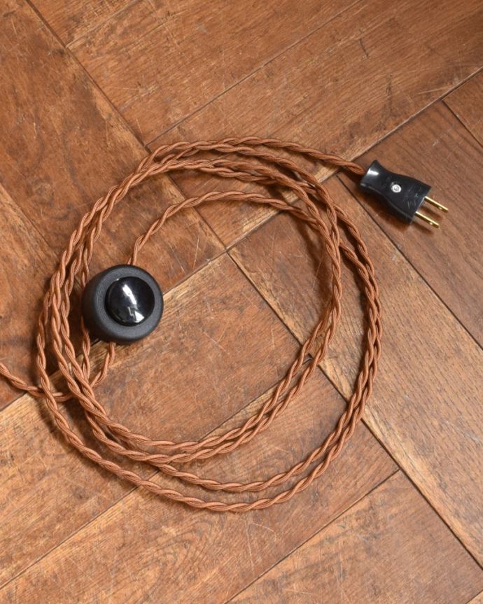 スタンドライト　照明・ライティング　フランスから到着した照明、アイアンスタンド×布シェードフロアランプ。コードはスタンドに合わせて落ち着いたブラウンカラーのコードです。(k-1511-f)