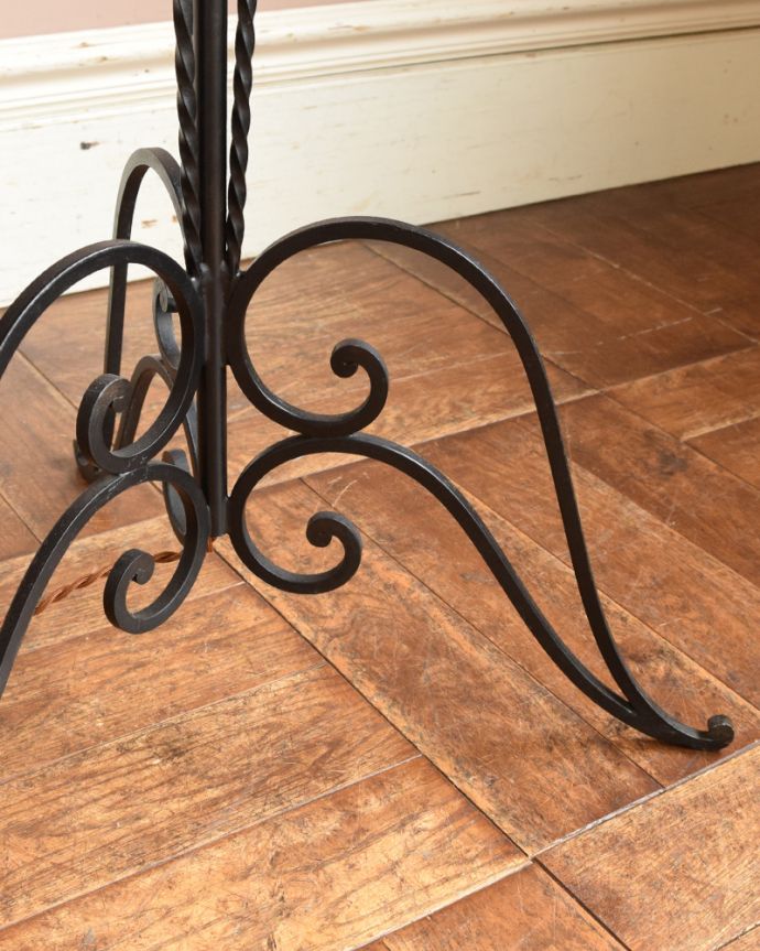 スタンドライト　照明・ライティング　フランスから到着した照明、アイアンスタンド×布シェードフロアランプ。しっかり支える安定した土台です。(k-1511-f)