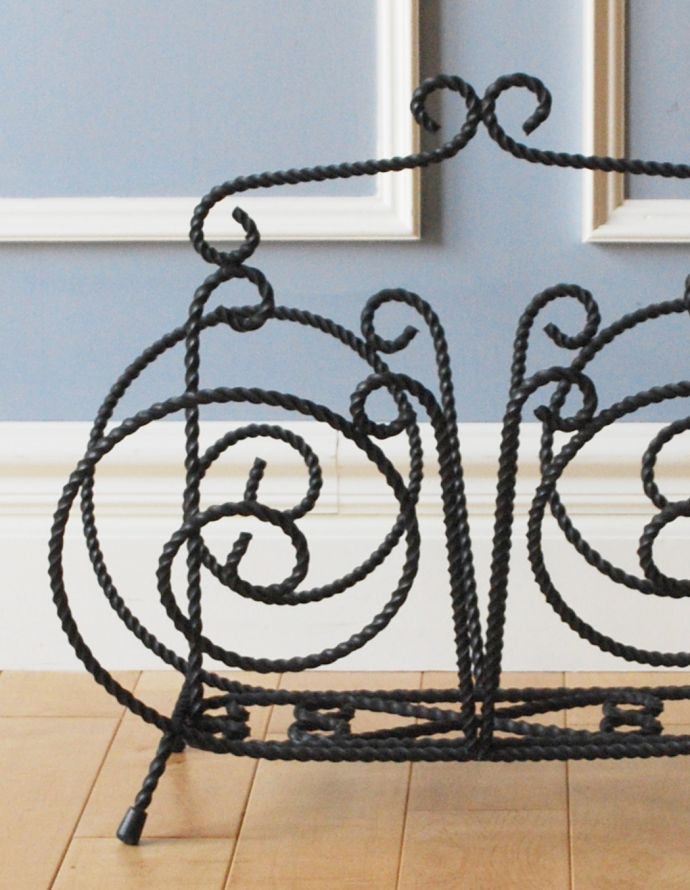 マガジンラック アンティーク家具 フランスで見つけたアイアンの可愛いアンティークマガジンラック。木製と違ったアイアンならではのデザインが、インテリアのワンポイントになりそうです。(k-1512-f)