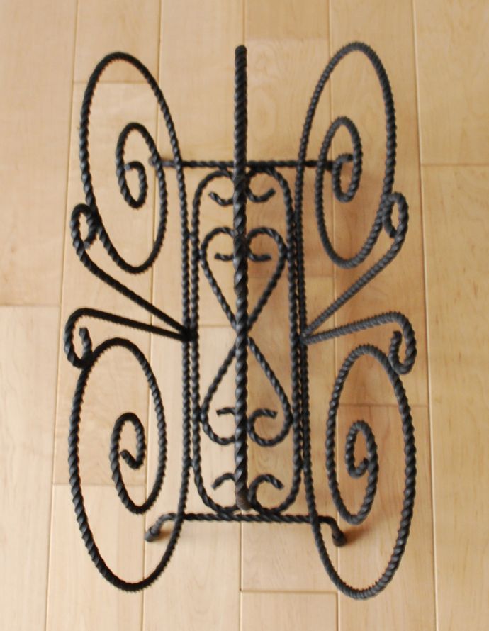 マガジンラック アンティーク家具 フランスで見つけたアイアンの可愛いアンティークマガジンラック。奥行きも浅いので置く場所も選びません。(k-1512-f)