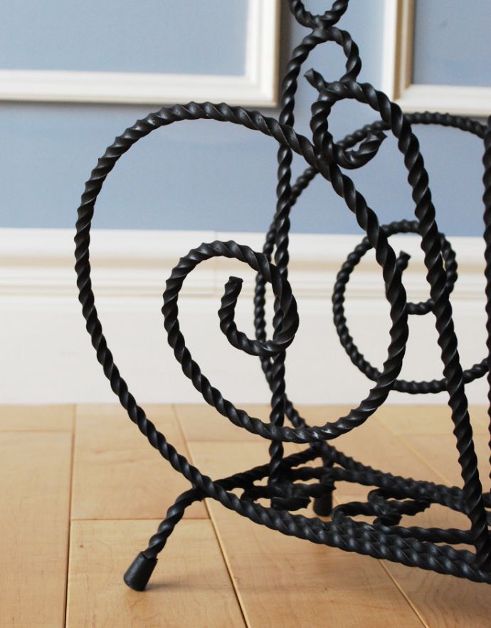 マガジンラック アンティーク家具 フランスで見つけたアイアンの可愛いアンティークマガジンラック。アンティークは新品ではないので、経年変化によるキズはありますが、専門の職人によって目立たないようにキレイにお直しをしています。(k-1512-f)