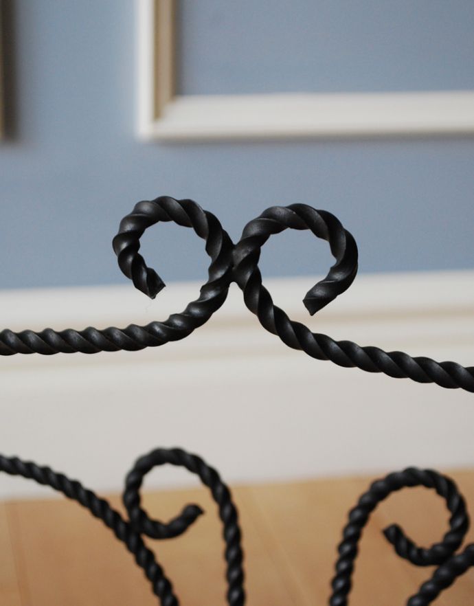 マガジンラック アンティーク家具 フランスで見つけたアイアンの可愛いアンティークマガジンラック。持ち手付きなのも嬉しいポイントです。(k-1512-f)