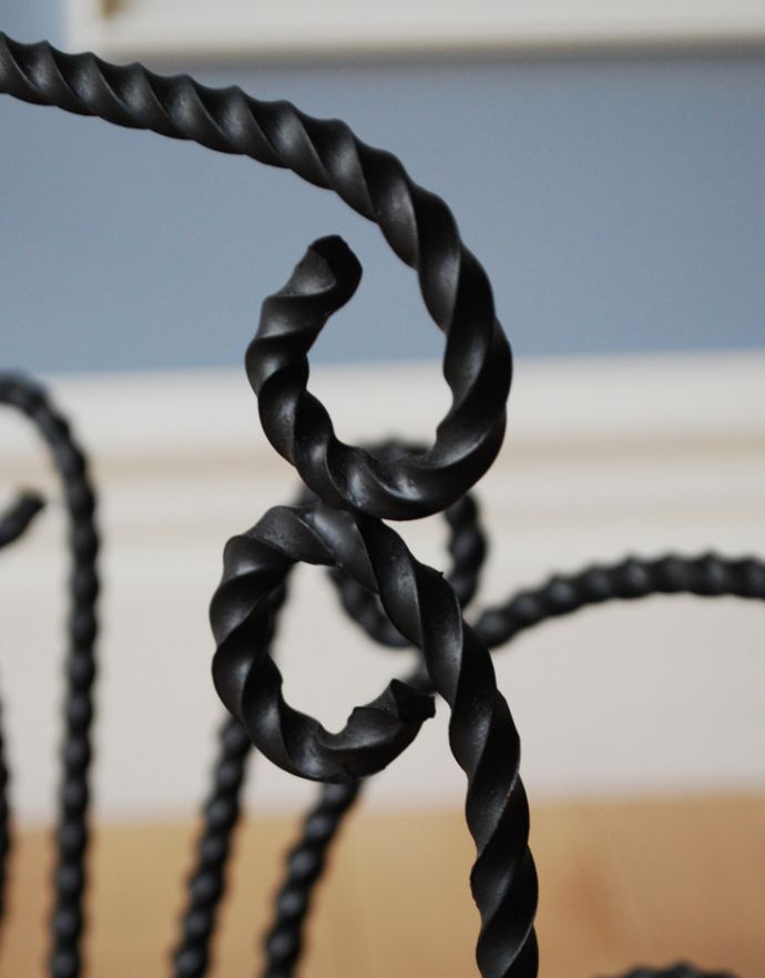 マガジンラック アンティーク家具 フランスで見つけたアイアンの可愛いアンティークマガジンラック。経年変化による多少のキズはありますが、使用上問題はないのでご安心くださいね。(k-1512-f)