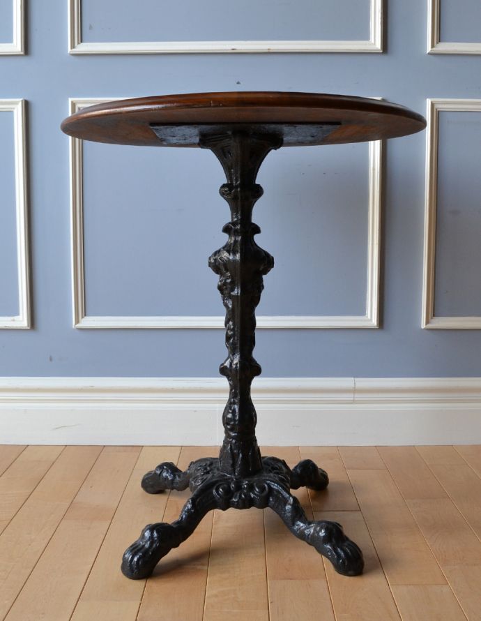 ロイドテーブル アンティーク家具 英国らしいアンティーク家具、脚がお洒落!丸い天板のパブテーブル。アイアンの脚のデザインがやっぱりお洒落!お部屋の片隅に置いてあるだけでオシャレな空気に。(k-1514-f)