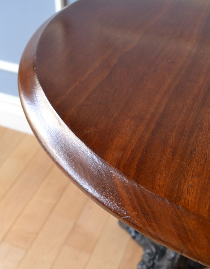 ロイドテーブル アンティーク家具 英国らしいアンティーク家具、脚がお洒落!丸い天板のパブテーブル。流れる様な木目も美しいです。(k-1514-f)