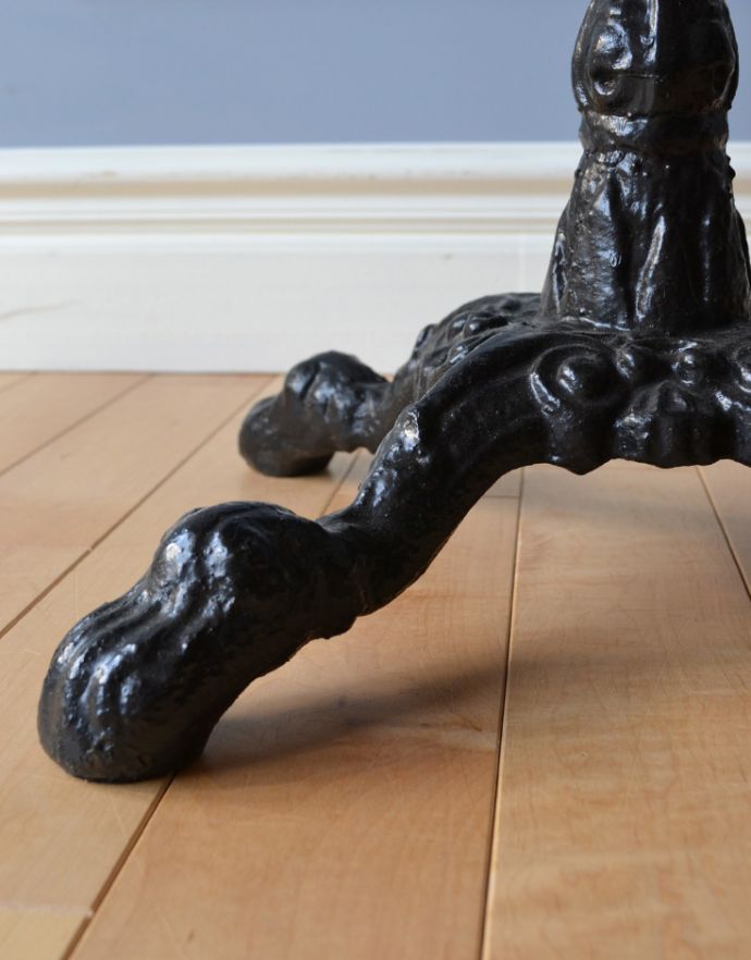 ロイドテーブル アンティーク家具 英国らしいアンティーク家具、脚がお洒落!丸い天板のパブテーブル。安定感のある脚がしっかりと支えてくれます。(k-1514-f)