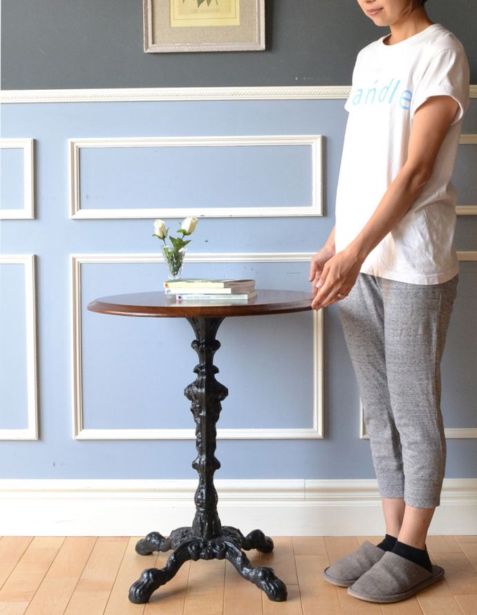 ロイドテーブル アンティーク家具 英国らしいアンティーク家具、脚がお洒落!丸い天板のパブテーブル。自分だけのデスクにして読書をしてもいいですね。(k-1514-f)