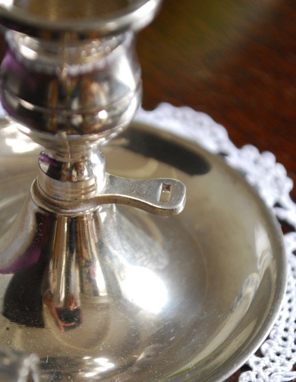 アンティーク雑貨　アンティークのシルバー雑貨、イギリスから届いたキャンドルスタンド。当時の金具が残っています。(k-1514-z)